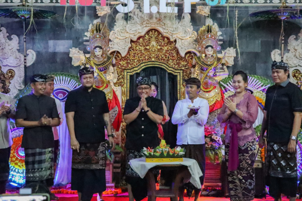 Bupati Giri Prasta Hadiri Perayaan Hut ST Eka Putra Ke-67 Banjar Badung Kelurahan Lukluk